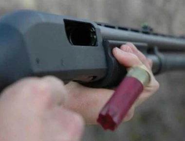 Απύθμενη βλακεία: Πήγε να τρομάξει τα πουλιά και παραλίγο να σκοτώσει τον πατέρα του με καραμπίνα